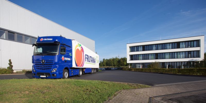 LKW vor Lager- & Verwaltungsgebäude der Frutania GmbH